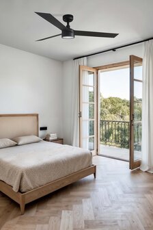 Faro Barcelona 34291WT-1TW Tuya Cruiser L LED plafondventilator met ledverlichting matzwart met app 132 cm in slaapkamer