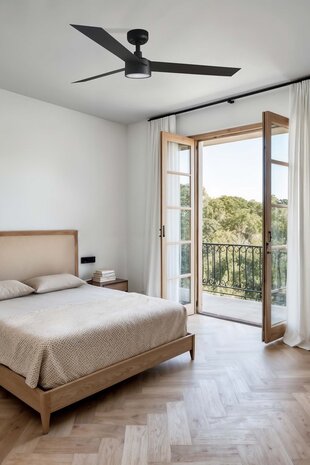 Faro Barcelona 34291WT-1TW Tuya Cruiser L LED plafondventilator met ledverlichting matzwart met app 132 cm in slaapkamer