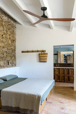 Faro Barcelona 33447WT Gotland Tuya L plafondventilator zwart/walnoot met app 132 cm in slaapkamer